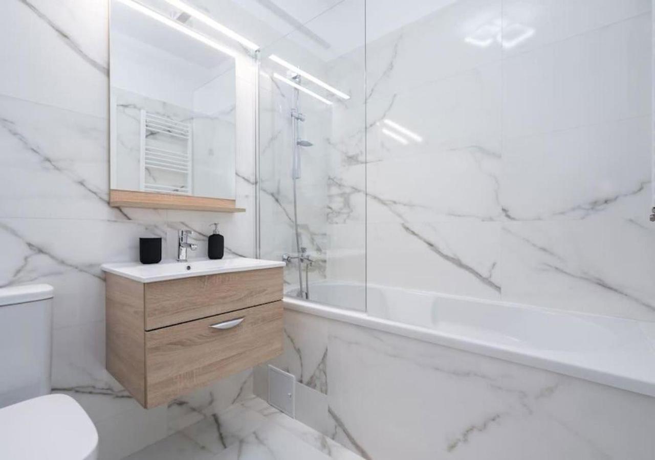 شقة Bonita - Chic Urban Retreat With Private Balcony بوخارست المظهر الخارجي الصورة